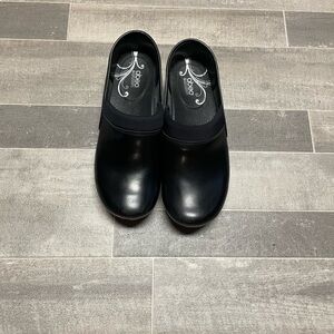 Abeo Women's Black Leather Clogs